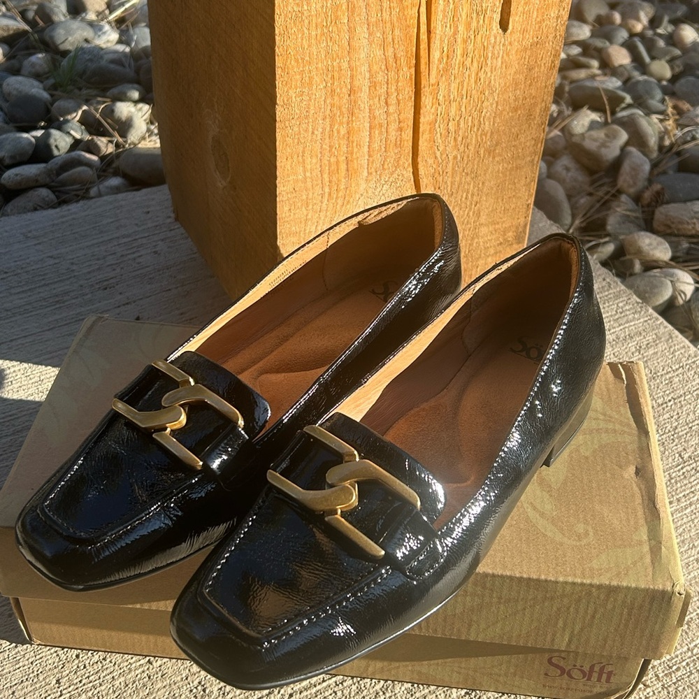 Sofft women’s black loafers. Sz 10 NIB Buckle